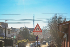 Moorenbrunn mit Strommasten