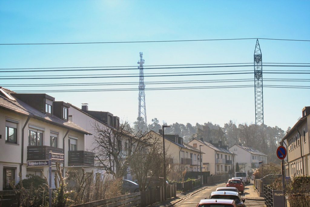 Ansicht von Moorenbrunn mit riesigen Strommasten